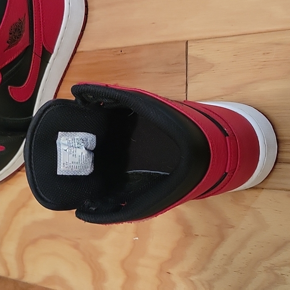 Nike Jordan 1, mid, bred colorway - Picture 4 of 4